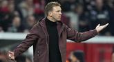 Pelatih Bayern Munchen Julian Nagelsmann bereaksi selama pertandingan Bundesliga Jerman terakhirnya melawan Bayer Leverkusen di Leverkusen, Jerman, Minggu, 19 Maret 2023.  Julian Nagelsmann dikabarkan kehilangan pekerjaannya setelah dipecat oleh Bayern Munchen pada Jumat (24/3/2023). (AP Photo/Martin Meissner, File)