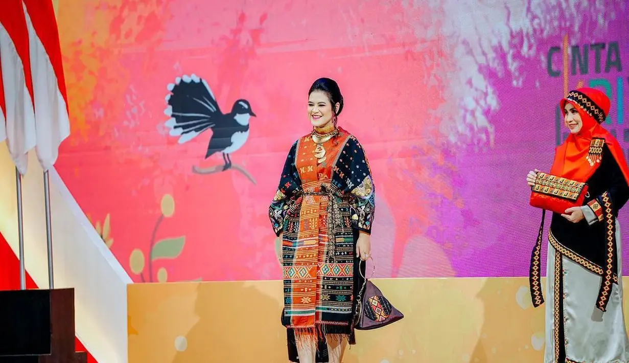 Berjalan di atas runway untuk show desainer Mel Ahyar, Kahiyang Ayu tampil sempurna dibalut outfit dari wastra rancangan sang desainer. [Foto: Instagram/ayanggkahiyang]