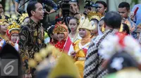 Presiden Joko Widodo melihat persiapan anak-anak yang berpakaian adat jelang menyambut Presiden Filipina Rodrigo Duterte di Istana Negara, Jakarta, Jumat (9/9). (Liputan6.com/Faizal Fanani)