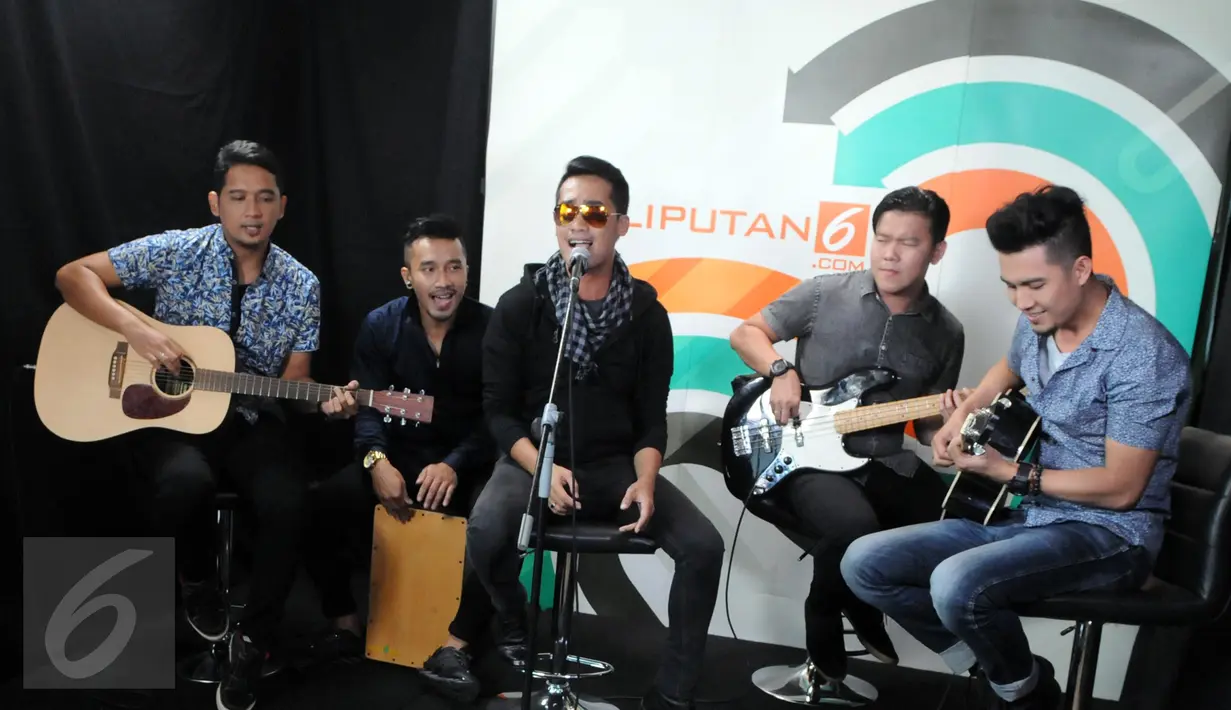 Grup band Hijau Daun saat beraksi di Markas Liputan6.com, Jakarta, Kamis (7/1/2016). Hijau Daun akan merilis 4 buah single terbaru di Indonesia, Malaysia dan Singapura (Liputan6.com/Helmi Afandi)