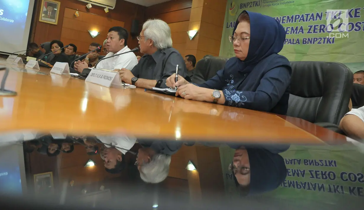 Kepala BNP2TKI, Nusron Wahid (tengah) didampingi stafnya bersiap memberi keterangan terkait launching penempatan TKI ke Taiwan di Jakarta, Senin (12/6). (Liputan6.com/Helmi Afandi)