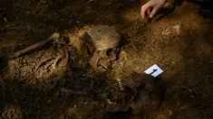Arkeolog memeriksa kuburan yang diyakini berisi dua tahanan republik yang tewas selama Perang Saudara Spanyol di desa kecil Leranoz, Pyrenees, sekitar 30 km (21,78 mil) dari Pamplona, Spanyol utara, Selasa (22/5). (AP Photo/Alvaro Barrientos)