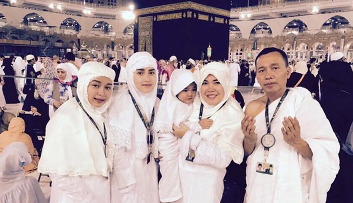 Tidak hanya rasa syukur bisa menjalankan ibadah sunah tersebut. Tapi juga banyak doa yang dipanjatkan selama di Tanah Suci. Selain medoakan putrinya, ia juga berdoa pada diri dan keluarganya. (Instagram/ayutingting92)