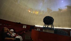 Sebelumnya, Planetarium tidak berfungsi sejak 2012. Tampak dalam foto, pengunjung menikmati wahana Planetarium di Taman Ismail Marzuki, Jakarta, Kamis (25/12/2025). (Kapanlagi.com/Budy Santoso)