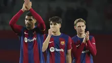 Ronald Araujo, Pau Cubarsi, dan Frenkie De Jong menjadi pilar penting Barcelona di musim 2023/2024. (AFP/Lluis Gene)