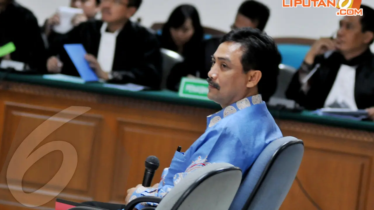 [FOTO] Eksepsi Ditolak Hakim, Andi Mallarangeng Cengar-cengir