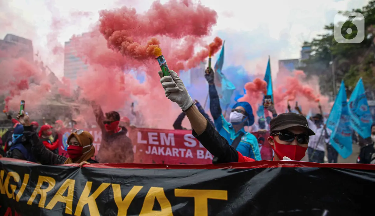 Massa buruh dengan berbagai atribut melakukan unjuk rasa menolak UU Omnibus Law Cipta Kerja di area Patung Kuda, Jakarta, Rabu (28/10/2020). Bertepatan dengan Hari Sumpah Pemuda, mereka menuntut Presiden Joko Widodo menerbitkan Perppu guna membatalkan UU Cipta Kerja. (Liputan6.com/Faizal Fanani)