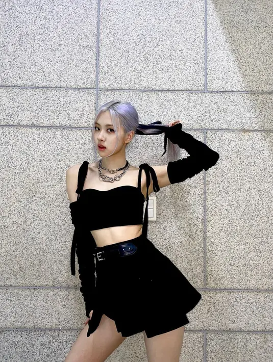 Tampil dengan busana serba hitam saat perform, penampilan Rose ini pun menjadi sorotan. Tak sedikit pula netizen yang memuji penampilan Rose saat menggunakan outfit serba hitam. (Liputan6.com/IG/@roses_are_rosie)