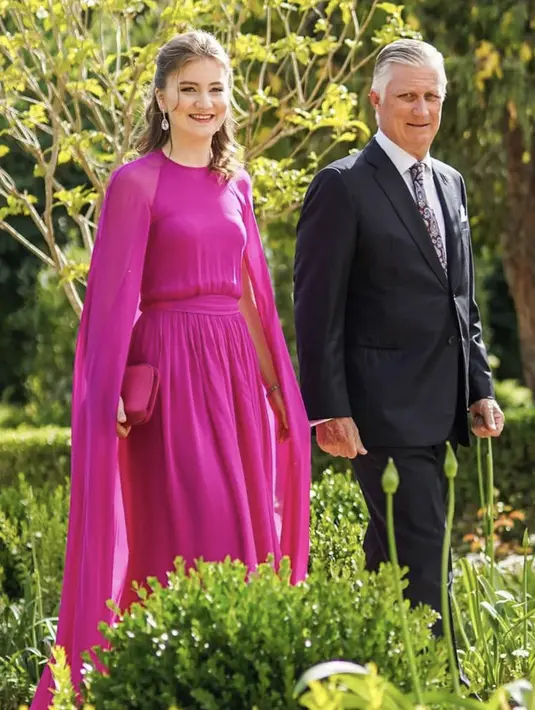 Bersama sang ayah, look pertama yang dikenakan ialah dress panjang dengan cape berwarna fuschia dari brand Essentiel Antwerp. Credit: Royal Hashemite Court
