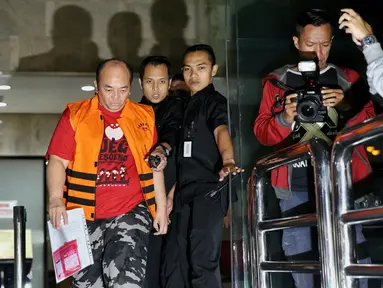 Kasubdit Kasasi dan Perdata Khusus MA, Andri Tristianto Sutrisna (ATS) keluar dari Gedung KPK, Jakarta, Minggu (14/2/2016). Andri ditetapkan tersangka terkait kasus dugaan suap permintaan penundaan kasasi sebuah perkara di MA. (Liputan6.com/Faizal Fanani)