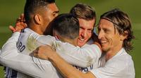 Para pemain Real Madrid merayakan gol yang dicetak oleh Toni Kroos ke gawang Valencia pada laga Liga Spanyol di Stadion Alfredo Di Stefano, Minggu (14/2/2021). Real Madrid menang dengan skor 2-0. (AP/Manu Fernandez)