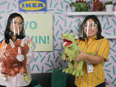 Psikolog Anak dan Mental Health Advocate Anastasia Satriyo dan Country Marketing Manager IKEA Indonesia Dyah Fitrisally menunjukkan boneka koleksi SAGOSKATT pada kampanye Ayo Main di Jakarta, Rabu (11/11/2020). Kampanye berfokus pada hak bermain dan pengembangan diri anak.(Liputan6.com/Fery Pradolo)