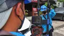 Petugas melakukan inspeksi trafo listrik di kawasan Ciledug Kota Tangerang, Jumat (26/8/2022). Pemerintah menganggarkan subsidi listrik pada 2023 sebesar Rp 72,32 triliun atau lebih tinggi 21,4 persen dari tahun lalu. (Liputan6.com/Angga Yuniar)