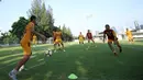 Pemain Bhayangkara FC saat latihan jelang laga perdana Liga 1 di Lapangan ABC Senayan, Jakarta, Senin (19/3/2018). Bhayangkara FC akan berhadapan dengan Persija Jakarta. (Bola.com/Asprilla Dwi Adha)