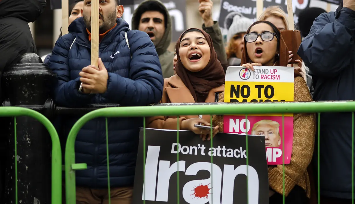 Para demonstran mengikuti aksi protes menentang ancaman perang dengan Iran, di London, Inggris (11/1/2020). Iran mengatakan pada 11 Januari 2020, bahwa pihaknya secara tidak sengaja telah menembak jatuh pesawat Ukraina yang jatuh minggu ini di luar Teheran. (AFP/Tolga Akmen)