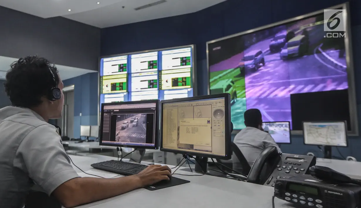 Petugas melakukan pemantauan untuk menertibkan pengendara kendaraan bermotor melalui monitor CCTV berpengeras suara di ruang NOC Unit Pelayanan Sistem Pengendali Lalu Lintas (UP SPLL) Dishub DKI Jakarta, Kamis (5/10). (Liputan6.com/Faizal Fanani)