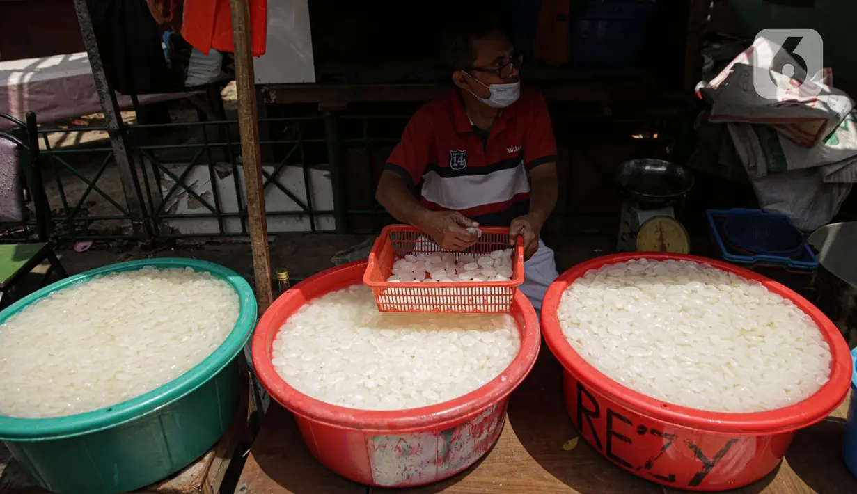 Pedagang kolang-kaling musiman menggelar dagangannya di kawasan Tanah Abang (13/4/2021). Kolang-kaling dijual dengan harga bervariasi, mulai dari Rp. 13.000 hingga Rp. 15.000 per kilogram. (Liputan6.com/Faizal Fanani)