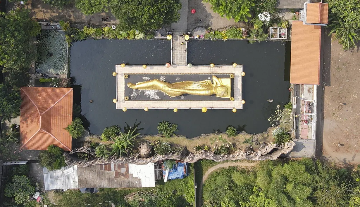 Umat Buddha hari ini merayakan Hari Raya Waisak 2567 Buddhist Era (BE) pada tanggal 4 Juni 2023.(AFP/Bagus Saragih)