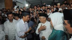 Tampak para santri berusaha mengabadikan pertemuan Jokowi dengan pimpinan Pondok Pesantren Tebu Ireng (Liputan6.com/Herman Zakharia)