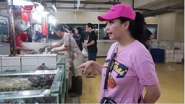 Tampil Percaya Diri, Ini Gaya 7 Seleb Saat Belanja di Pasar