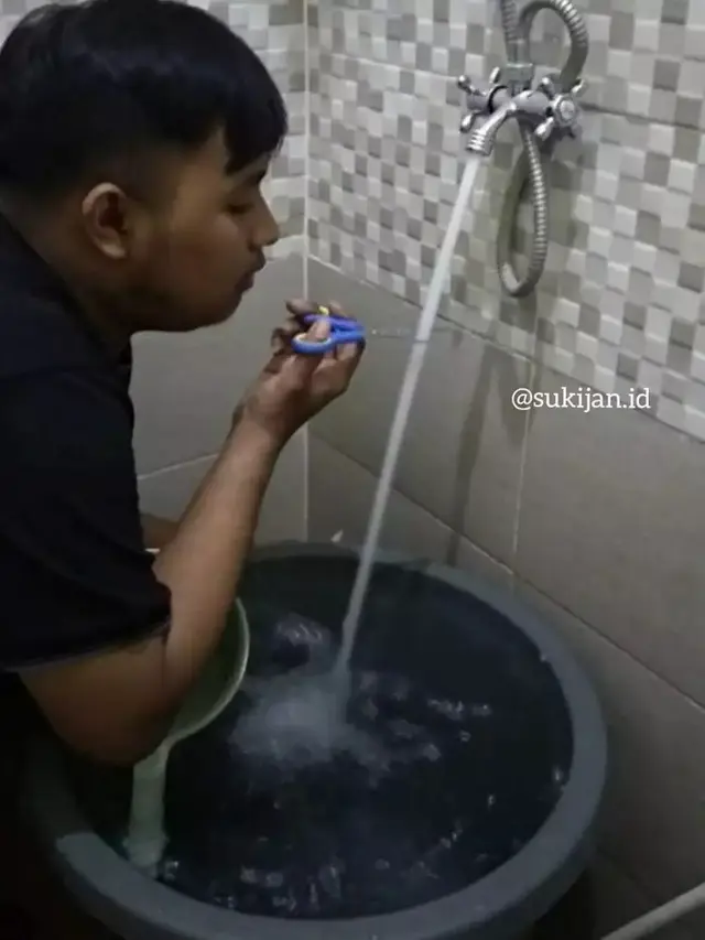 6 Kelakuan Absurd Cowok di Kamar Mandi, Lama Sampai Berjam-jam