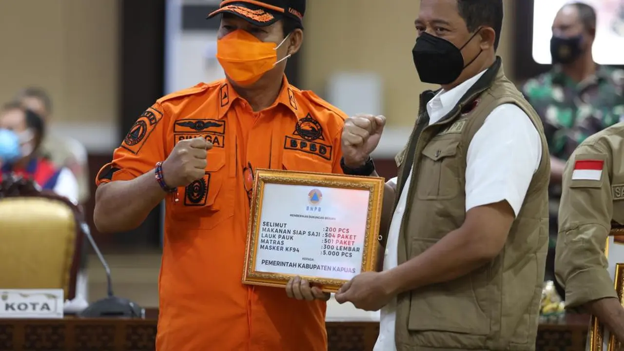 Kepala BNPB, Mayjen TNI Suharyanto menyerahkan bantuan penanganan banjir di Kalimantan Tengah