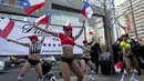 Para model menari di pelataran sebuah pusat perbelanjaan di Santiago Cile dengan mengenakan jersey peserta Copa America 2015. ( AFP/CHRISTIAN MIRANDA)
