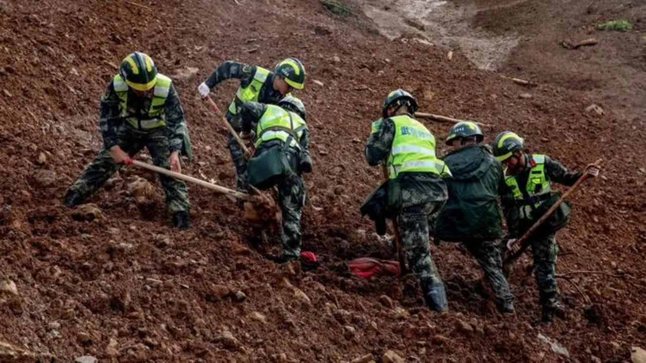 Tanah longsor disebabkan oleh hujan lebat melanda China musim panas ini. (AFP)