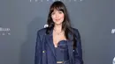 <p>Dakota Johnson terlihat mengenakan busana rancangan Magda Butrym. Ia tampil di red carpet Sundance Film Festival 2023 di Utah. Foto: Vogue.</p>