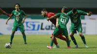 Pemain Persija jakarta, Marko Simic, berusaha melewati pemain PSS Sleman, Asyraq Gufron, pada laga BRI Liga 1 di Stadion Pakansari, Bogor, Minggu (5/9/2021). (Foto: Bola.com/M Iqbal Ichsan)
