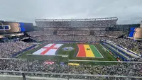 Suasana upacara pembukaan laga Inggris melawan Ghana di Gillette Stadium, Foxborough, Boston, AS, Senin (23/6/2026). Ribuan suporter memadati tribun saat bendera raksasa kedua negara dibentangkan menjelang pertandingan fase grup Piala Dunia 2026. (KLY Sports/Hery Kurniawan)