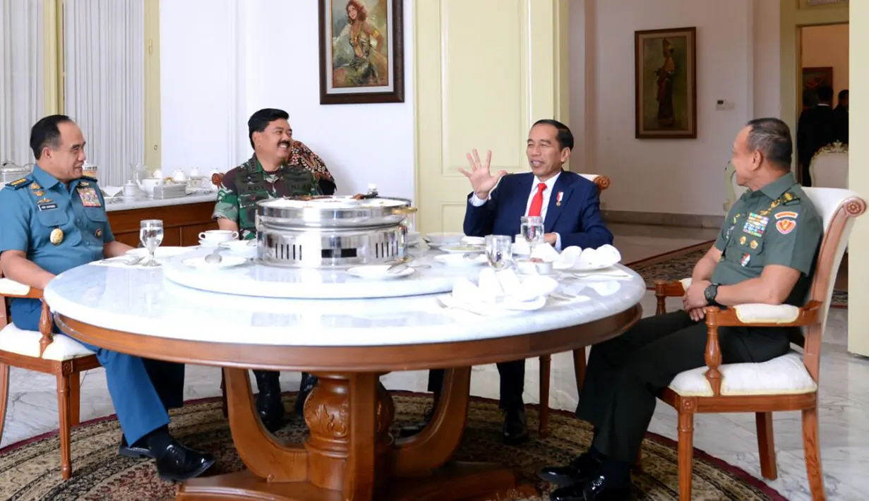 Presiden Joko Widodo (Jokowi) bersama Panglima TNI Marsekal TNI Hadi Tjahjanto (kedua kiri), KSAL Laksamana TNI Ade Supandi dan KSAD Jenderal TNI Mulyono santap siang bersama di Ruang Keluarga Gedung Induk Istana Bogor, Kamis (14/12). (dok. Setpres)