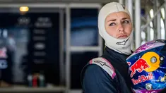 Atlet Ski dunia asal Amerika, Lindsey Vonn  melakukan persiapan sebelum mencoba mengendarai mobil F1 Red Bull di Spielberg, Austria, (14/6). Ia mencoba mobil F1 ketika dirinya berlibur dari kegiatan olahraganya (Ski). (Samo Vidic/Red Bull Content Pool)