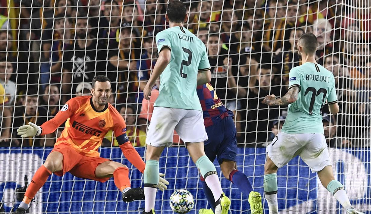 Proses terjadinya gol yang dicetak striker Barcelona, Luis Suarez, ke gawang Inter Milan pada laga Liga Champions di Stadion Camp Nou, Barcelona, Rabu (2/10). Barcelona menang 2-1 atas Inter. (AFP/Josep Lago)