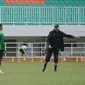 Tiga calon pemain Timnas Indonesia menyimak arahan pelatih, Alfred Riedl (kanan) saat seleksi di Stadion Pakansari, Bogor, Selasa (9/8). Bertemu tim unggulan, skuat Garuda berada dalam posisi sulit. (Liputan6.com/Helmi Fithriansyah)