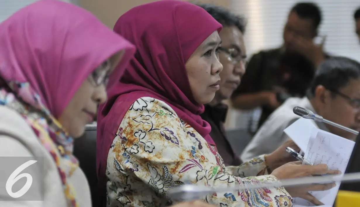Menteri Sosial Khofifah Indar Parawansa mendengarkan saat raker dengan Komite III DPD, di Jakarta (9/2). Raker membahas Program Kerja dan anggaran Kemensos 2016 dan Kartu Indonesia Sejahtera serta RUU Penyandang Disabilitas. (Liputan6.com/Johan Tallo)
