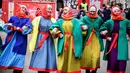 Seniman jalanan menari di jalan Tverskaya saat festival yang menandai Tahun Baru dan Natal di Moskow, Rusia (2/1). (AFP Photo/Mladen Antonov)