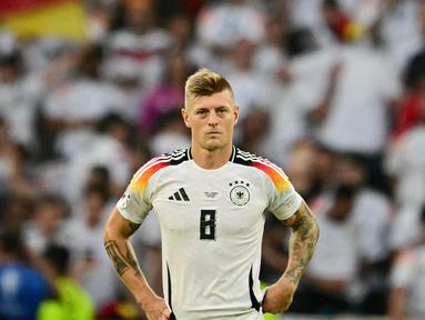 Pemain Jerman, Toni Kroos, tampak termenung setelah ditaklukkan Spanyol pada laga perempat final Euro 2024 di Stuttgart Arena, Stuttgart, Jumat (5/7/2024). (AFP/Tobias Schwarz)