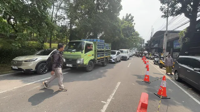 Urai Kemacetan di Jalan Ambles Lenteng Agung, 25 Petugas Dikerahkan