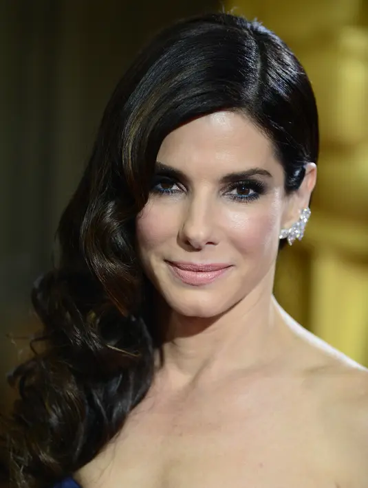 Sebelumnya Sandra Bullock sempat digosipkan menjalin cinta dengan Chris Evans, mereka terlihat jalan bersama anak Sandra Bullock, Louis mengunjungi museum serta kebun binatang. (Bintang/APE)