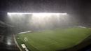 Pertandingan Cile melawan Kolombia pada laga semifinal Copa America Centenario 2016 di Stadion Soldier Field, Chicago, AS, Kamis (23/6/2016) pagi WIB sempat dihentikan karena hujan badai. (AFP/Rob Woollard)