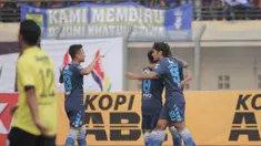 Para pemain Persib Bandung merayakan kemenangan atas Malaysia All Stars dengan skor 4-1 di Stadion Si Jalak Harupat, Bandung, Sabtu (24/10/2015). (Bola.com/Nicklas Hanoatubun)