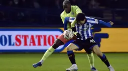 Bek sayap Manchester City, Benjamin Mendy, berebut bola dengan pemain Sheffield Wednesday, Fernando Forestieri pada putaran kelima Piala FA di Hillsborough, Rabu (4/3/2020).Sempat kesulitan, Manchester City akhirnya menang tipis 1-0 atas Sheffield Wednesday lewat gol Sergio Aguero. (AP/Rui Vieira)