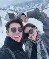 Naphat Siangsomboon dan Baifern Pimchanok liburan di Swiss. [Foto: Instagram/naphat_nine]