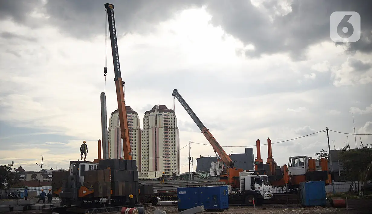 Pekerja menyelesaikan pembangunan Kampung Susun Akuarium di kawasan Penjaringan, Jakarta Utara,  Kamis (07/02/2021). Pembangunan kampung susun yang dikerjakan pada awal bulan Desember ditargetkan rampung pada Desember tahun 2021. (Liputan6.com/Fery Pradolo)