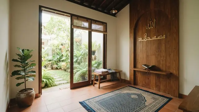 Desain mushola kecil dalam rumah yang sejuk meski tanpa kipas dan bikin ibadah keluarganya nyaman model dengan pintu menuju teras