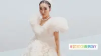 Penyanyi Jepang, Misia, mengenakan gaun rancangan Tomo Koizumi di upacara pembukaan Olimpiade Tokyo 2020, 23 Juli 2021. (dok. tangkapan layar Instagram Stories @misia.staff)