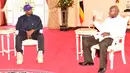 Presiden Uganda, Yoweri Museveni berbincang  rapper AS, Kanye West dalam pertemuan mereka di Gedung Negara, Entebbe, Senin (15/10). Ini menjadi pertemuan kedua Kanye dengan pemimpin negara dalam sepekan terakhir. (AFP/UGANDAS PRESIDENTIAL PRESS OFFICE)