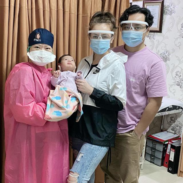 Sudah Jadi Ibu, Ini 6 Momen Rianti Cartwright Asuh Baby Rose