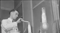 Teknisi menyiapkan penisilin.(Public Domain)